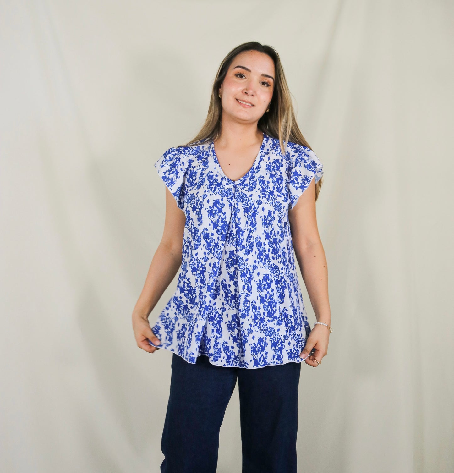 Blusa de lactancia/maternidad, azul flores con blanco