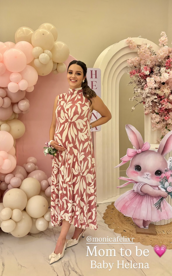 Vestido de maternidad Sonia, flores rosas corrugado