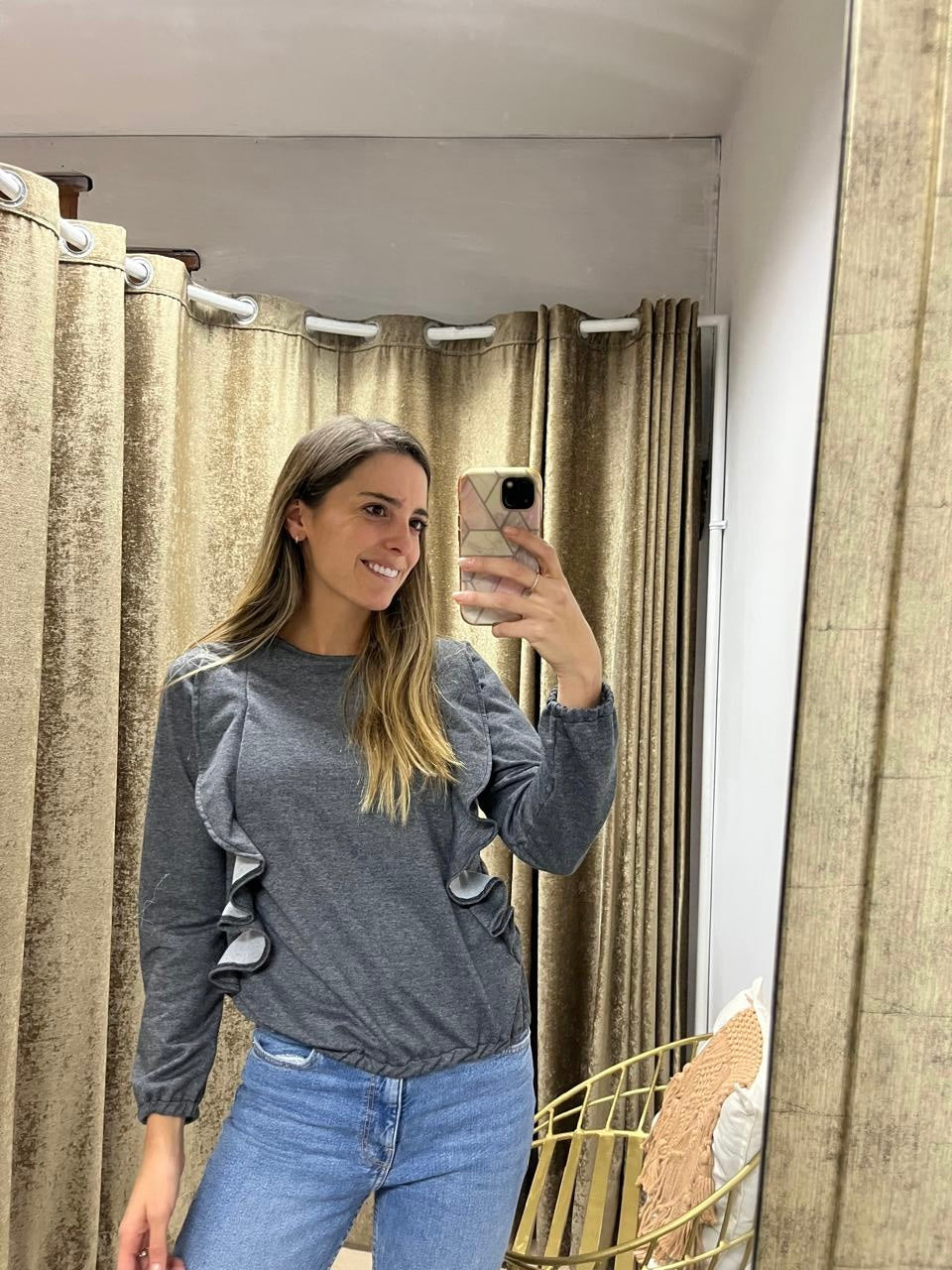 Suéter de lactancia gris con olanes