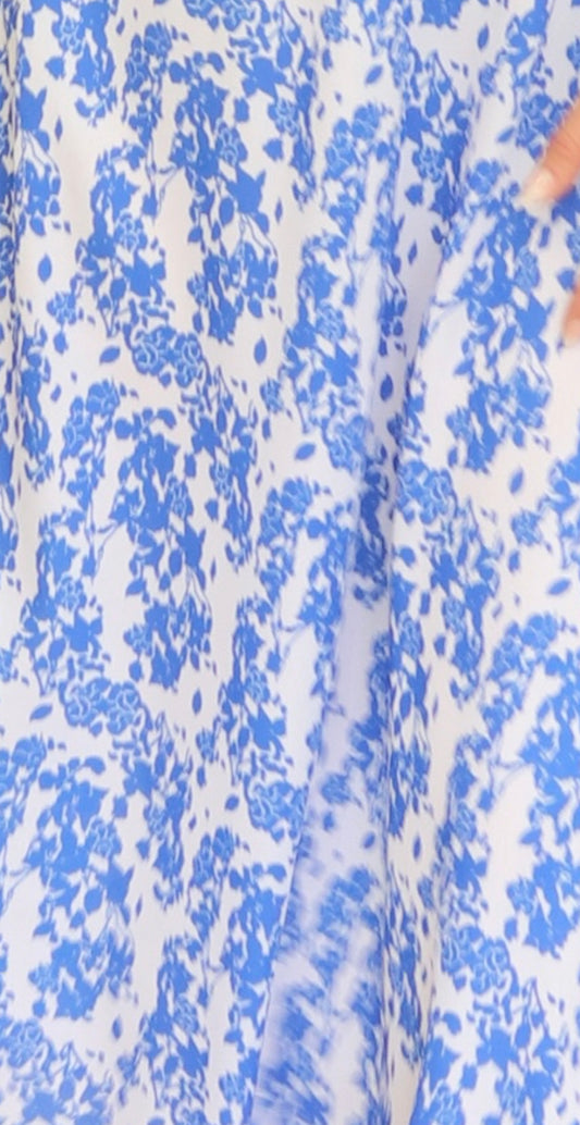 Tela blanca flores azulitas